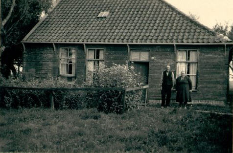 Cornelis Ouweltjes en Aagje Stam voor hun huis